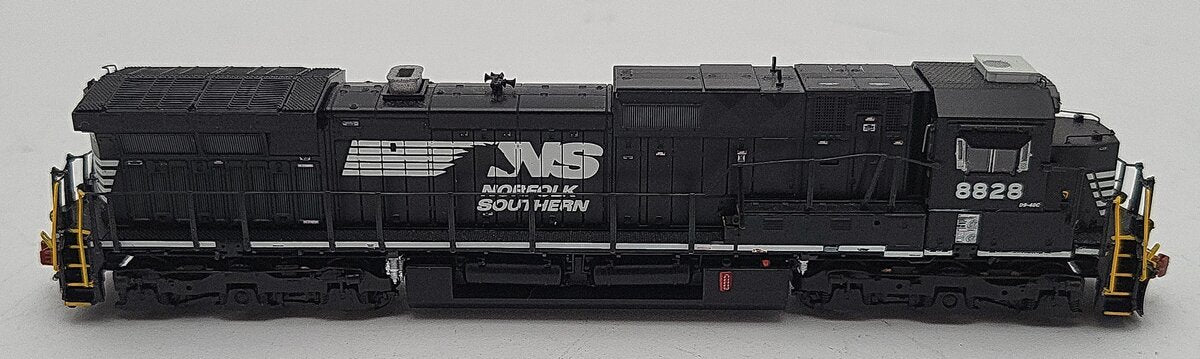 Scale Trains SXT38532 N NS GEC40-9 Horsehead Diesel Locomotive #8828 w/ DCC EX/Box - Image 3