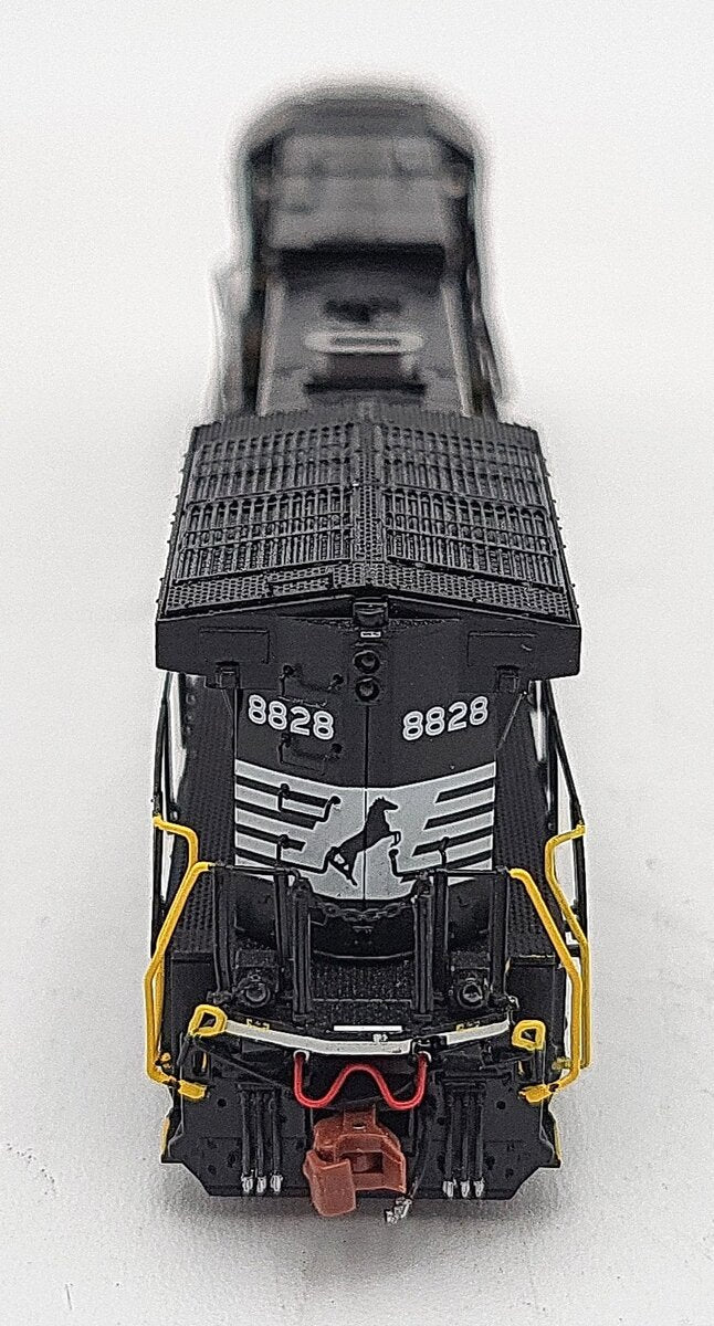 Scale Trains SXT38532 N NS GEC40-9 Horsehead Diesel Locomotive #8828 w/ DCC EX/Box - Image 4