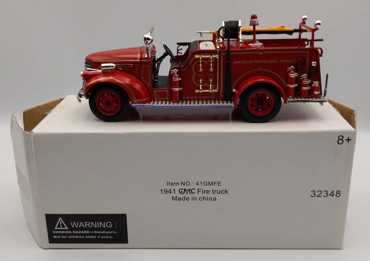 Signature Models 32348 (41GMFE) 1:32 Die-Cast 1941 GMC Fire Truck (Red)