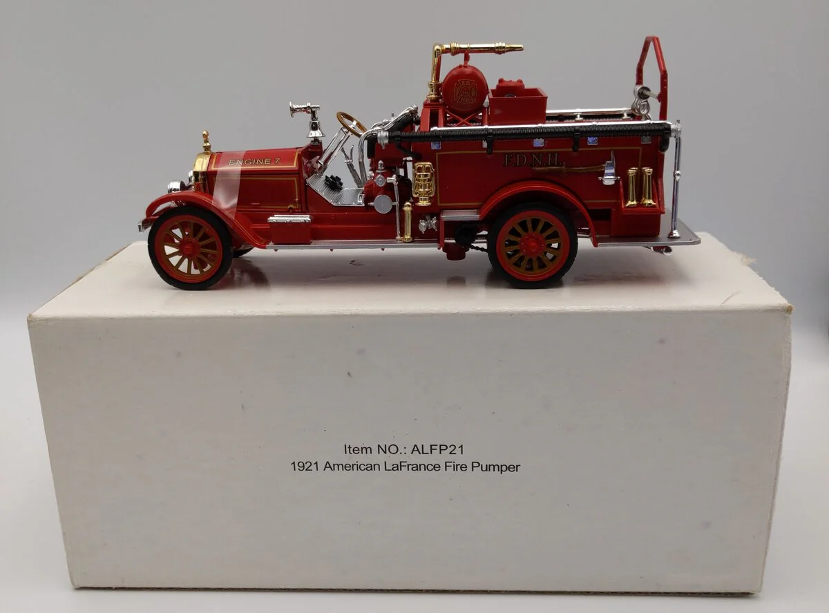 Signature Models 32371 (ALFP21) 1:32 Die-Cast 1921 American LaFrance Fire Pumper