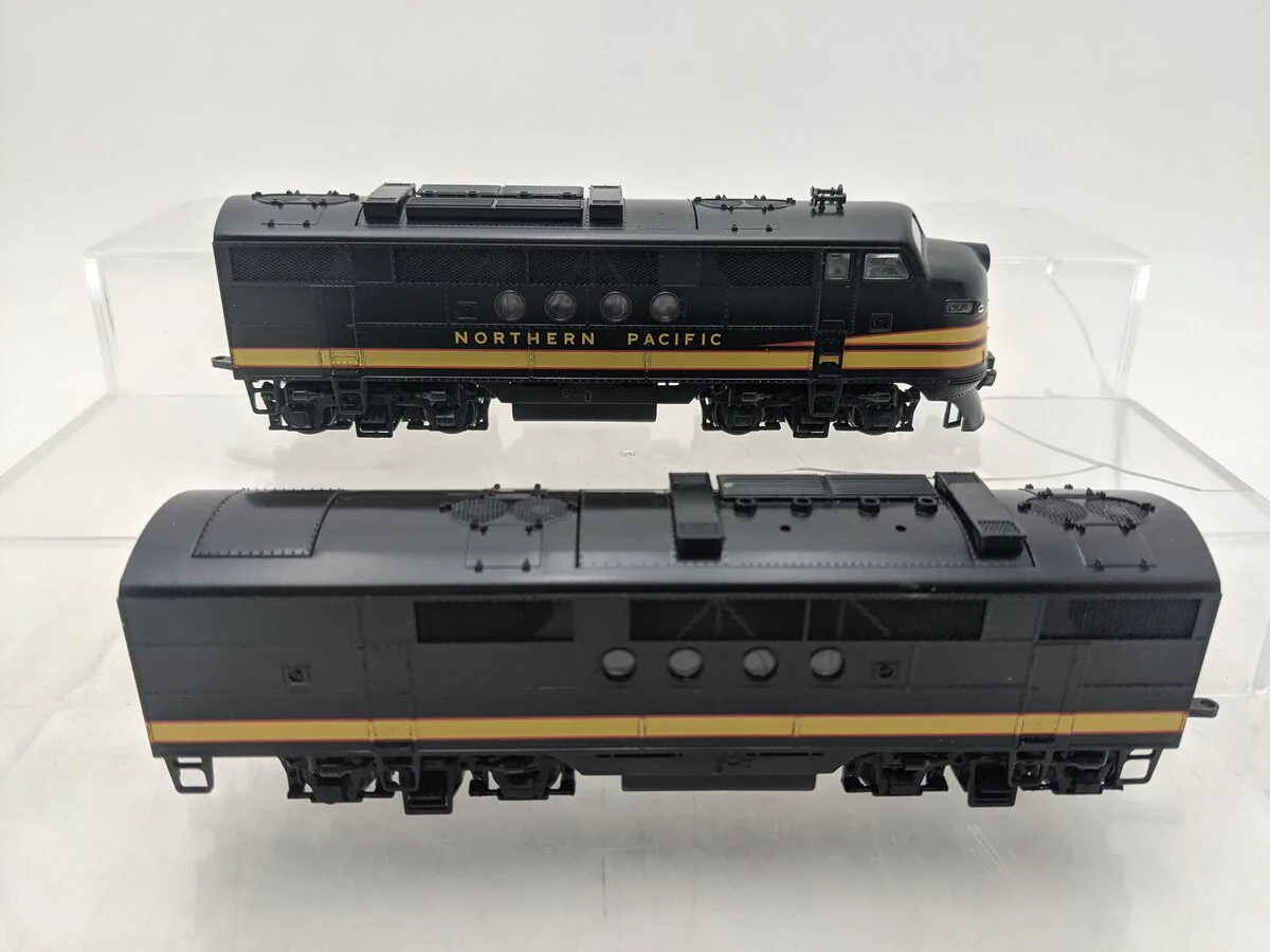 Stewart 5025 HO Northern Pacific FT A/B Powered/Dummy Diesel Locomotive Set EX - Image 2