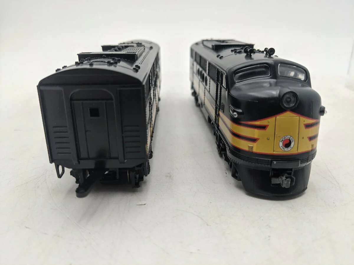 Stewart 5025 HO Northern Pacific FT A/B Powered/Dummy Diesel Locomotive Set EX - Image 5