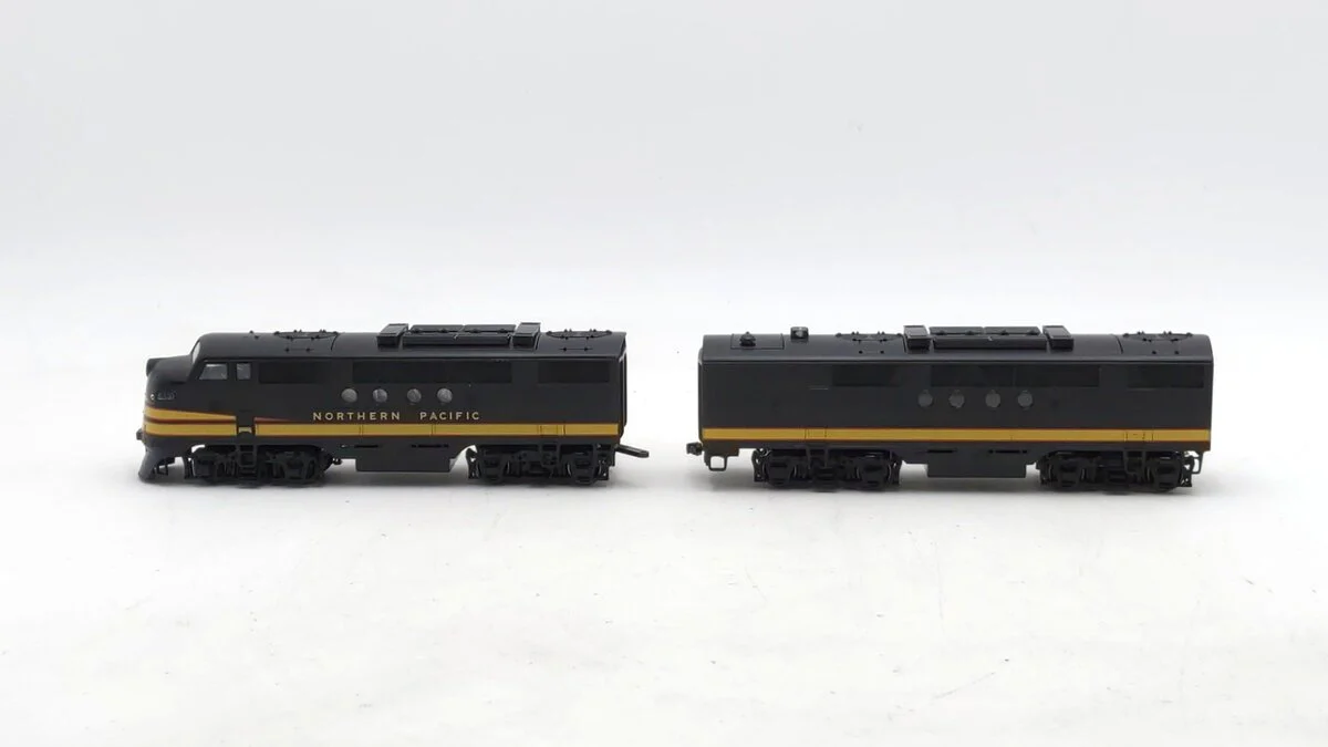 Stewart HO Scale Northern Pacific FT A/B Powered/Dummy Diesel Locomotive Set EX