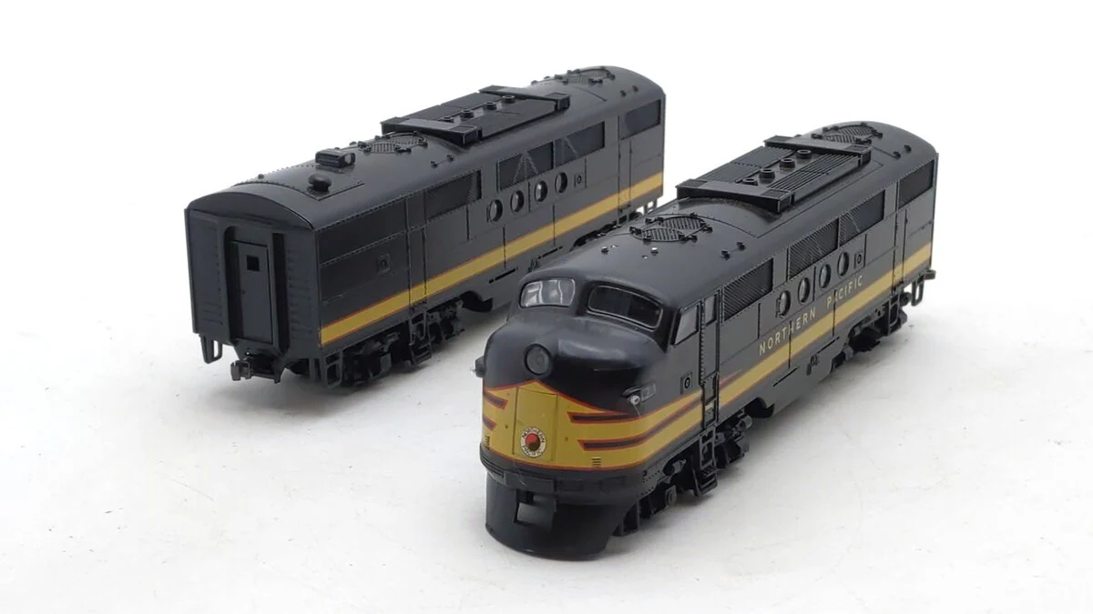 Stewart HO Scale Northern Pacific FT A/B Powered/Dummy Diesel Locomotive Set EX - Image 3
