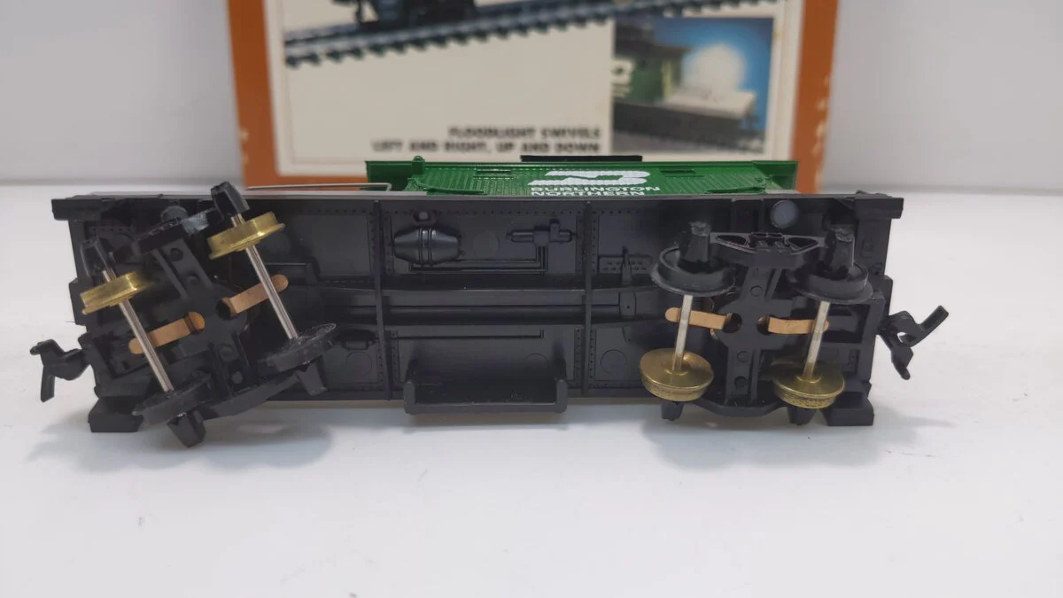 Tyco 346 HO Operating Floodlight Car Model Kit LN/Box - Image 4