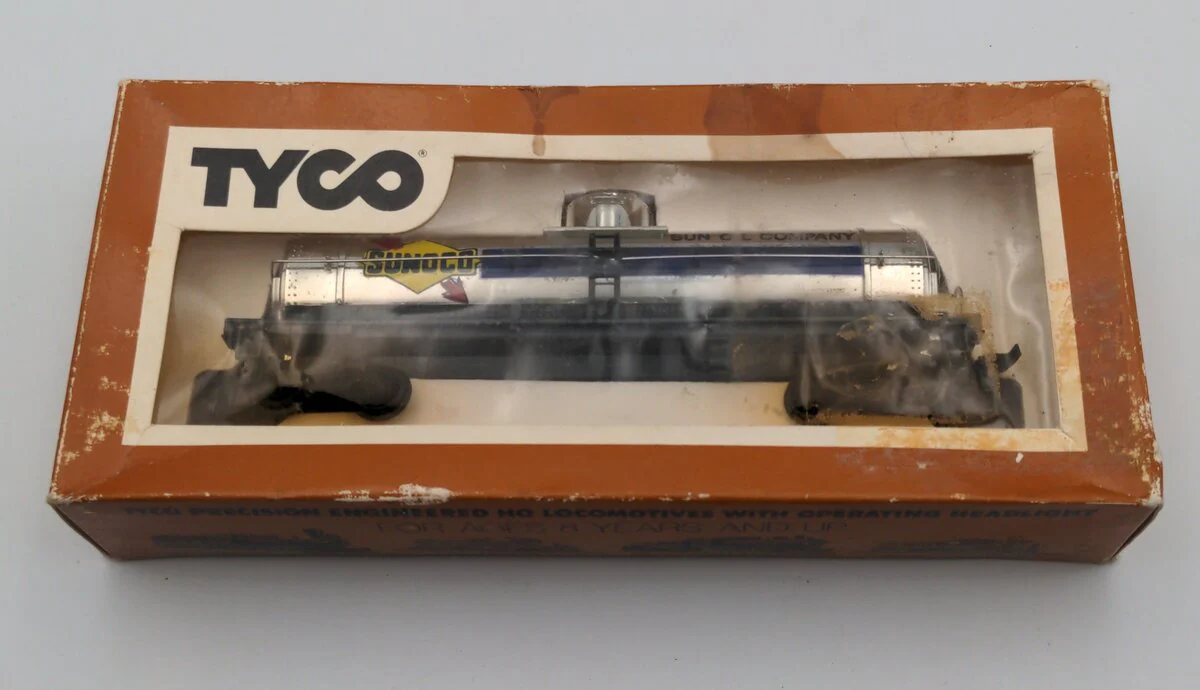 Tyco 367-A 40" Chrome Tank Car Sun Oil - Image 2