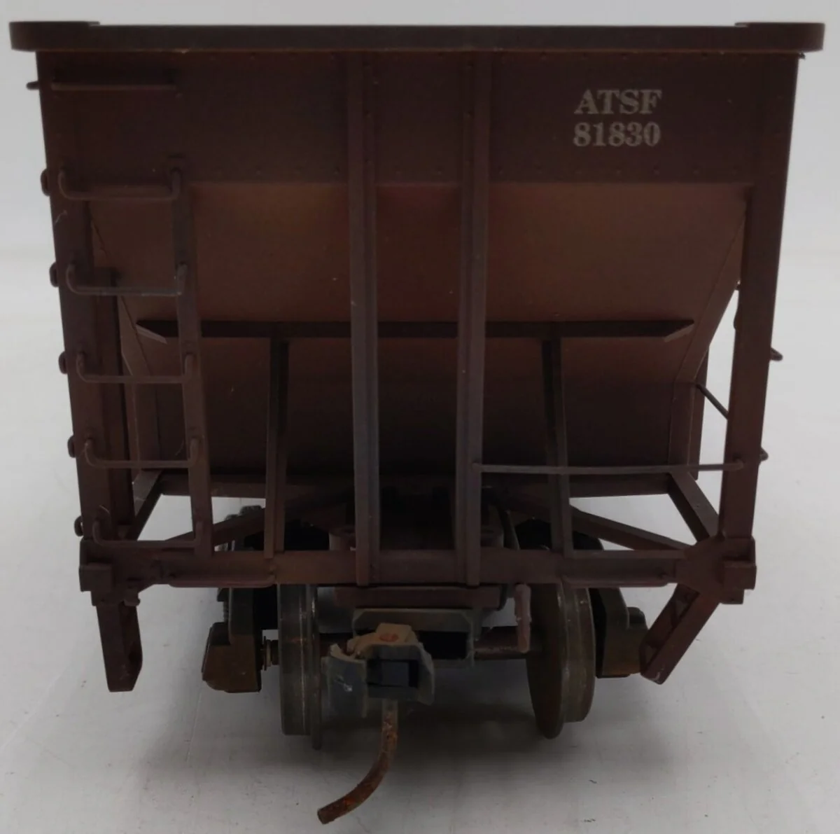 USA Trains 14002 G Atchison, Topeka & Santa Fe 70-Ton 3-Bay Coal Hopper - Image 6