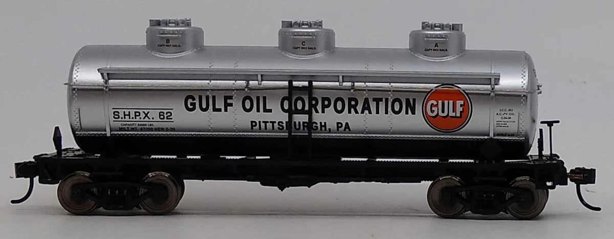 Walthers 910-1114 HO Gulf Oil 36' 3-Dome Tank Car SHPX#62 LN/Box - Image 2