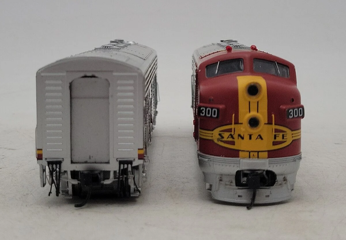 Walthers 920-40900 HO SF EMD F7A-B Set 36" Dynamic Fan w/Sound & DCC #300L, 300A EX - Image 5