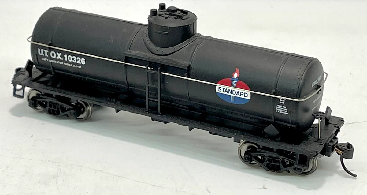 Walthers 932-60253 HO Scale Standard Oil 10,000 Gallon Tank Car #10326 - Image 3