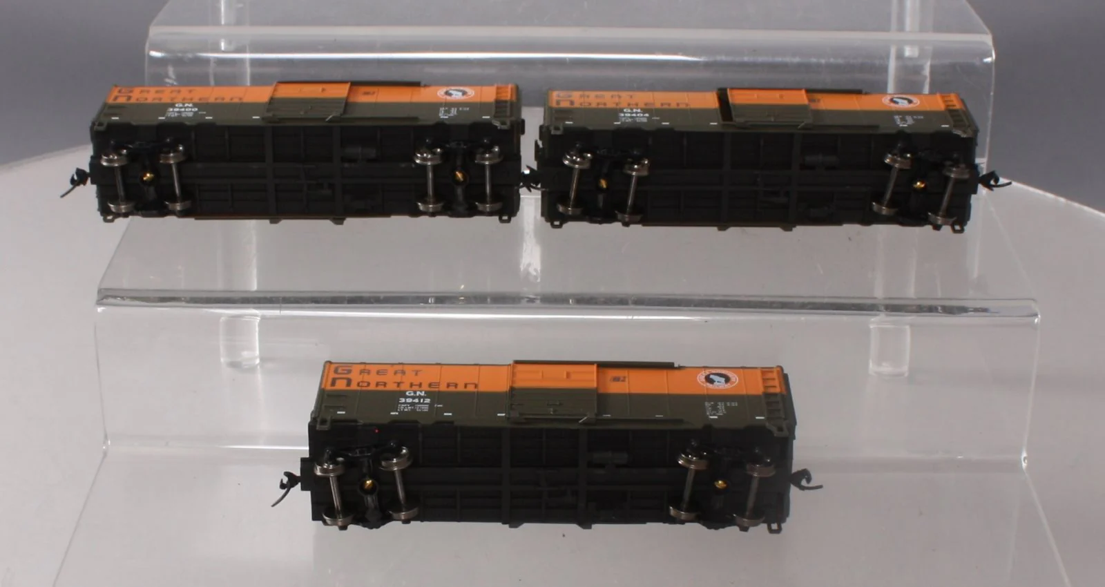 Walthers 932-9074 HO Scale Great Northern 40' PS1 Boxcar (Set of 3) - Image 4