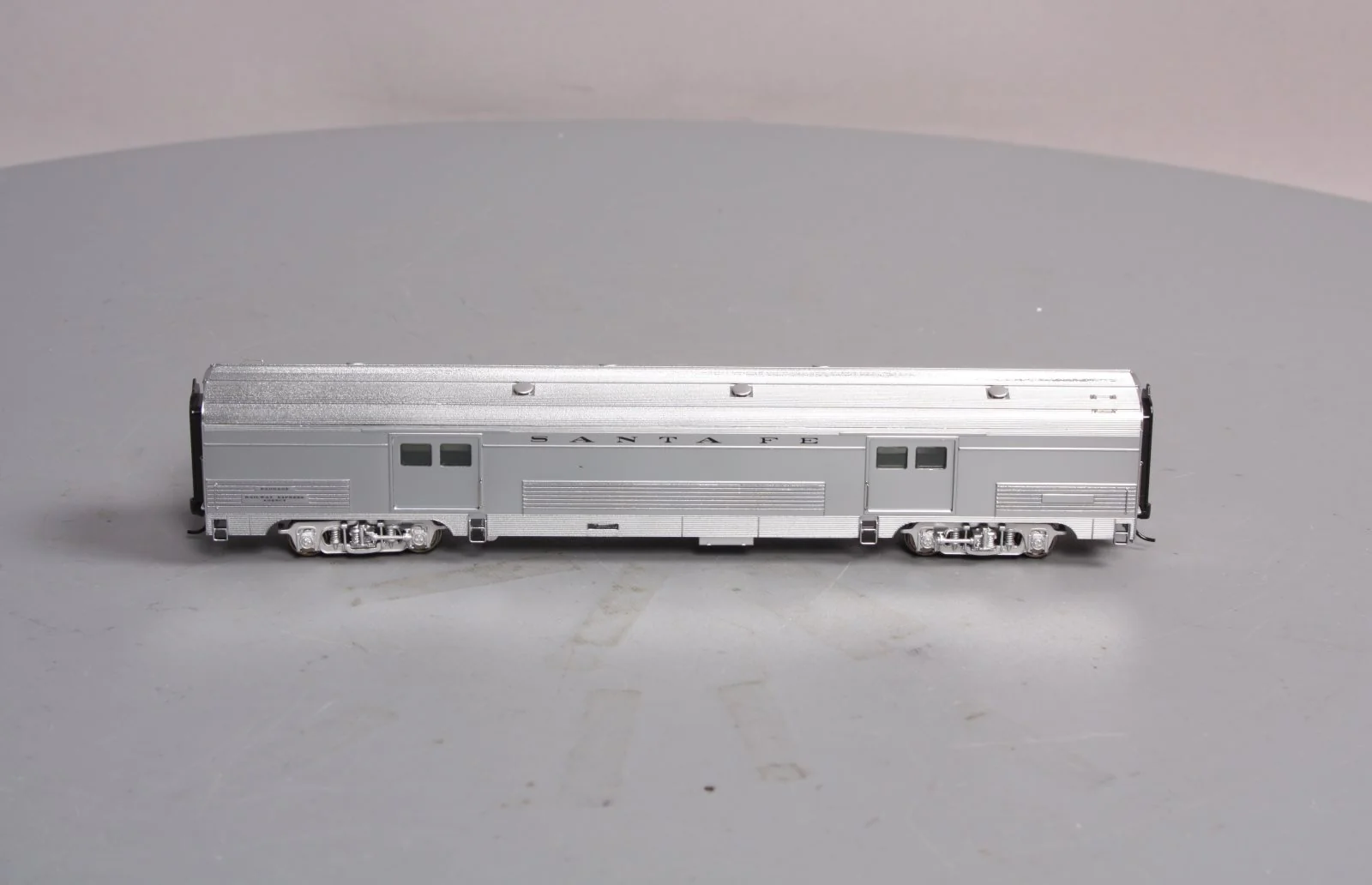 Walthers 932-9722 HO Scale Santa Fe Super Chief [Plated] Budd 73' Baggage Car LN/Box - Image 2