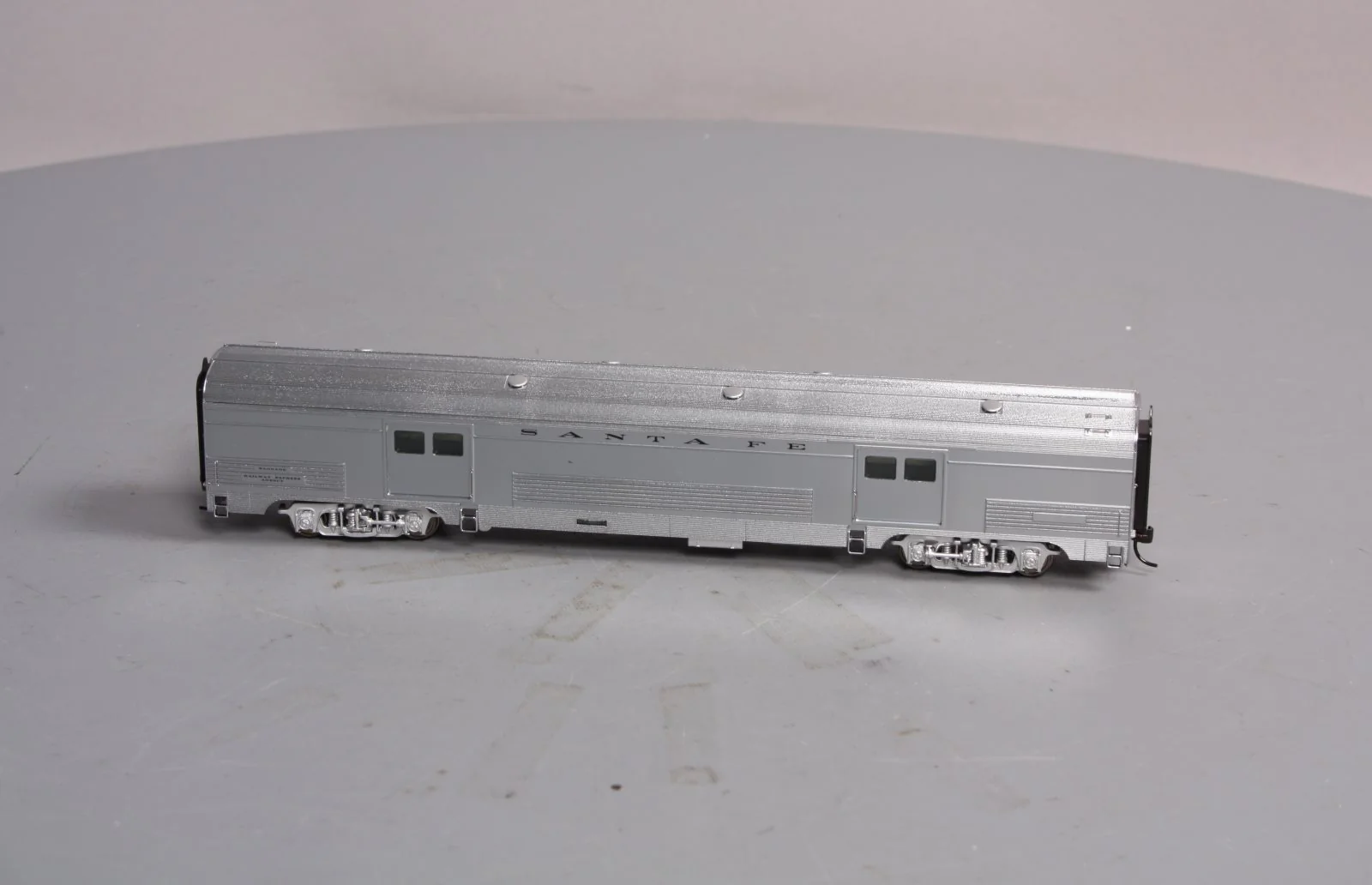 Walthers 932-9722 HO Scale Santa Fe Super Chief [Plated] Budd 73' Baggage Car LN/Box - Image 3