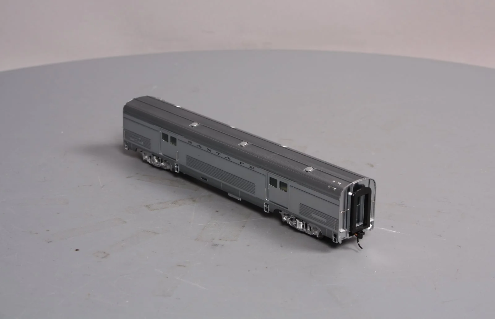 Walthers 932-9722 HO Scale Santa Fe Super Chief [Plated] Budd 73' Baggage Car LN/Box - Image 4