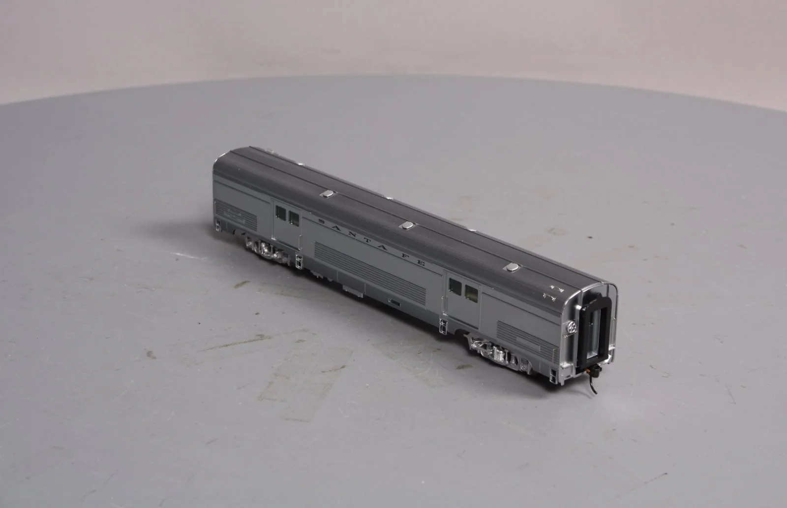 Walthers 932-9722 HO Scale Santa Fe Super Chief [Plated] Budd 73' Baggage Car LN/Box - Image 8