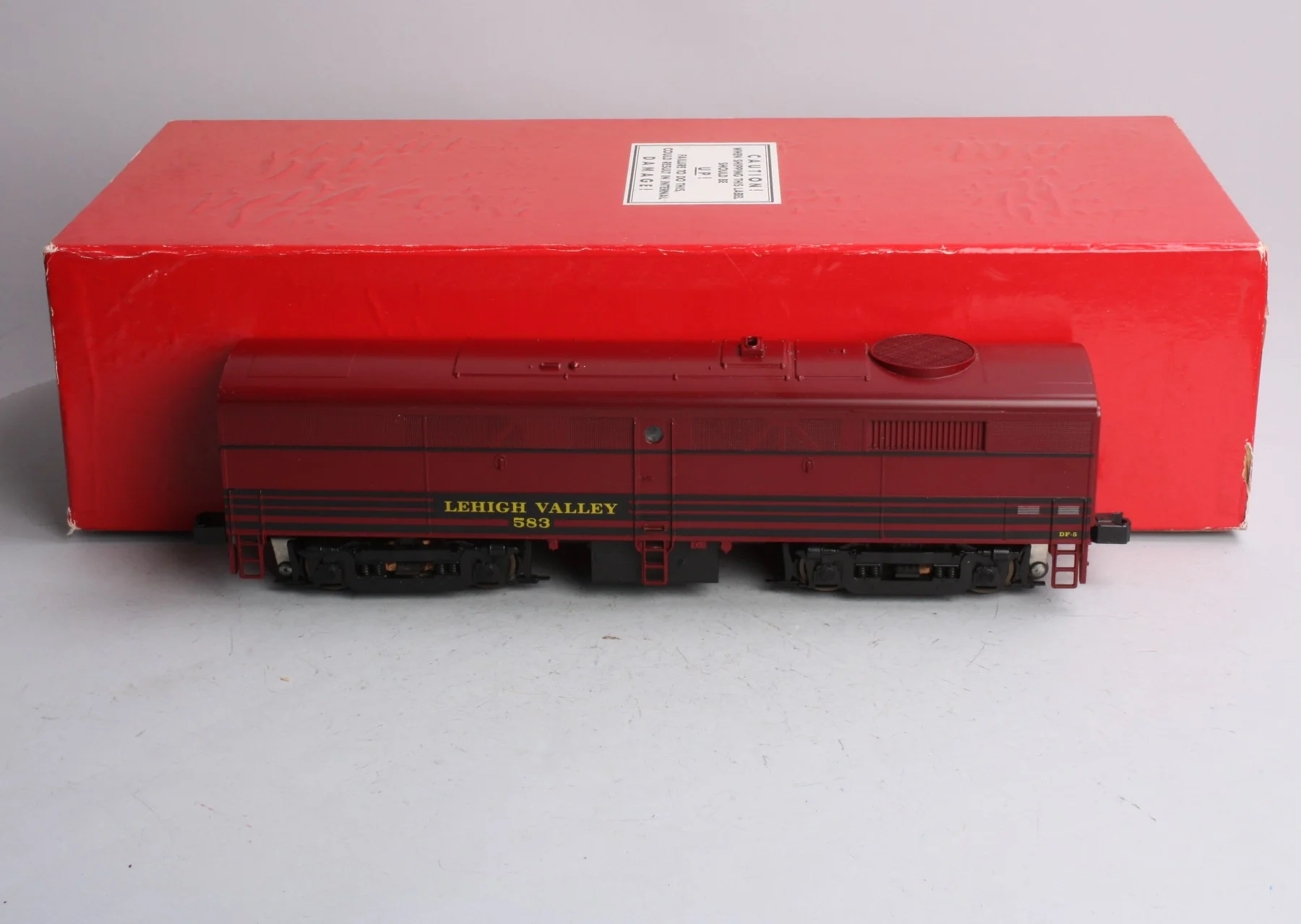 Weaver 6521 O Lehigh Valley Hi-Rail FA-2 Powered B-unit Diesel Locomotive #583 EX/Box