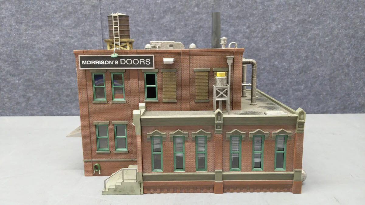 Woodland Scenics BR5848 O Scale Built-&-Ready Morrison's Door Factory Building EX/Box - Image 3